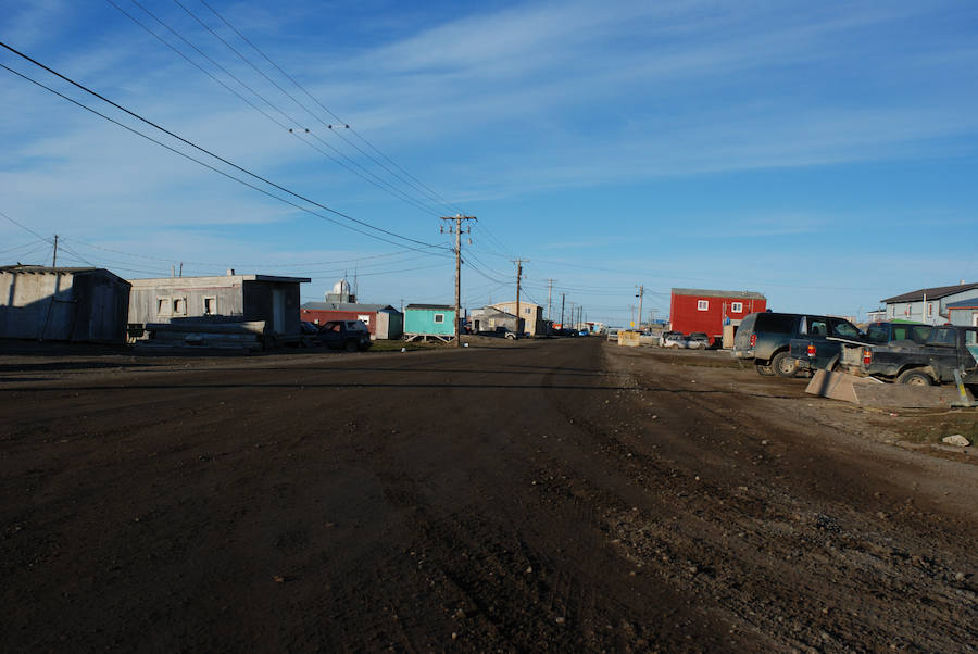 En Utqiagvik (Alaska) el sol permenecerá oculto y el Ártico congelado durante los próximos dos meses. Los 4.000 pobladores de este municipio, cuyo nombre en inglés es Barrow, tendrán que afrontar un crudo invierno. En este remoto paraje las temperaturas oscilan entre los -5ºC y los -22ºC cuando se esfuma la radiación solar.