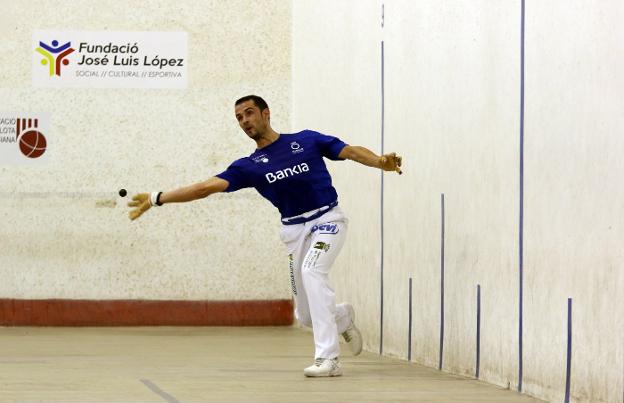 Pere resta una pelota picada en la muralla en una partida del pasado Campionat Individual. 