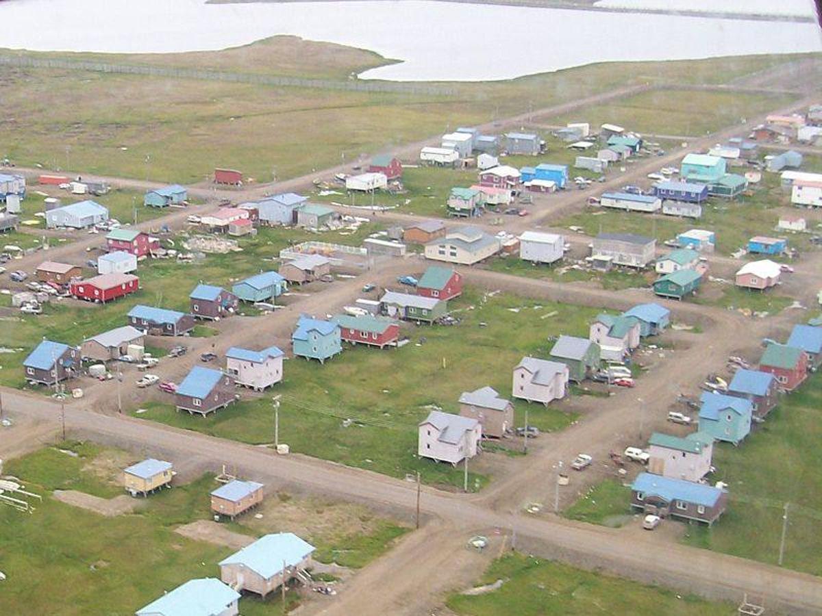 En Utqiagvik (Alaska) el sol permenecerá oculto y el Ártico congelado durante los próximos dos meses. Los 4.000 pobladores de este municipio, cuyo nombre en inglés es Barrow, tendrán que afrontar un crudo invierno. En este remoto paraje las temperaturas oscilan entre los -5ºC y los -22ºC cuando se esfuma la radiación solar.