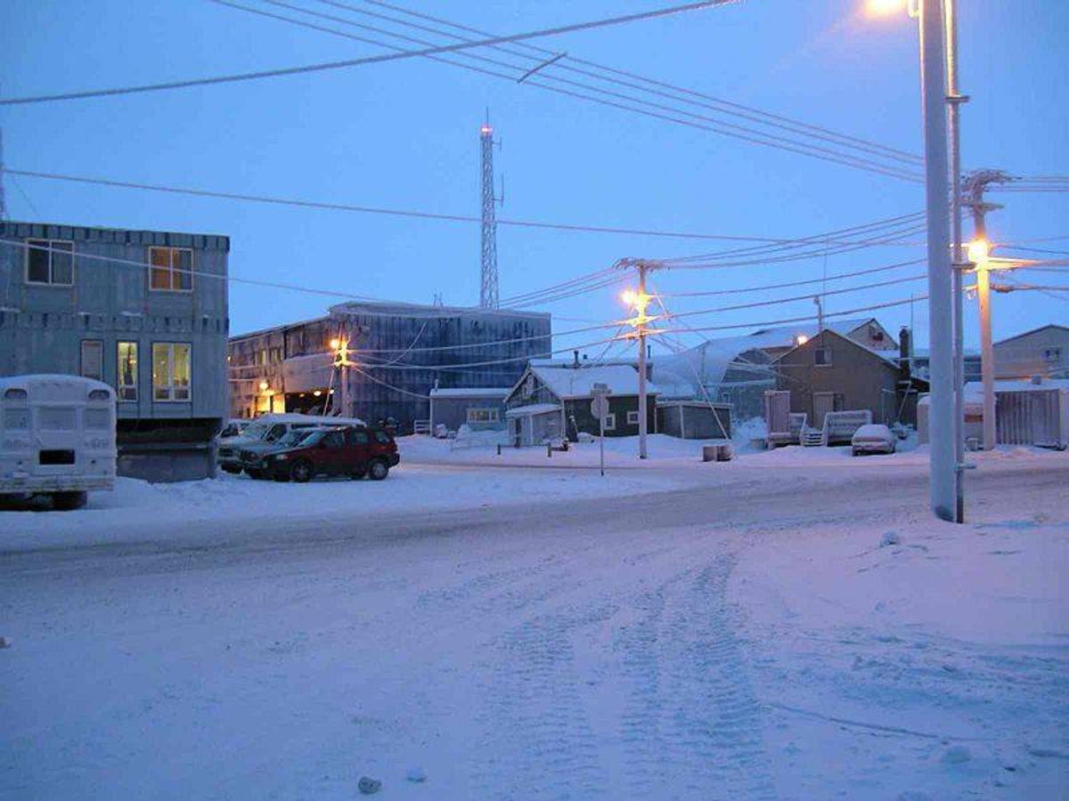 En Utqiagvik (Alaska) el sol permenecerá oculto y el Ártico congelado durante los próximos dos meses. Los 4.000 pobladores de este municipio, cuyo nombre en inglés es Barrow, tendrán que afrontar un crudo invierno. En este remoto paraje las temperaturas oscilan entre los -5ºC y los -22ºC cuando se esfuma la radiación solar.