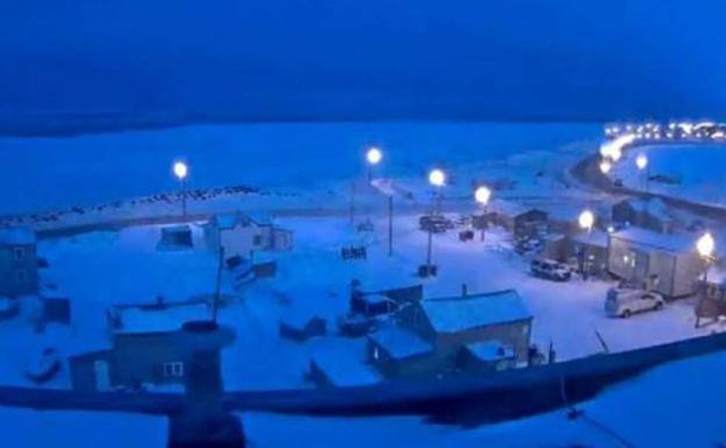 En Utqiagvik (Alaska) el sol permenecerá oculto y el Ártico congelado durante los próximos dos meses. Los 4.000 pobladores de este municipio, cuyo nombre en inglés es Barrow, tendrán que afrontar un crudo invierno. En este remoto paraje las temperaturas oscilan entre los -5ºC y los -22ºC cuando se esfuma la radiación solar.