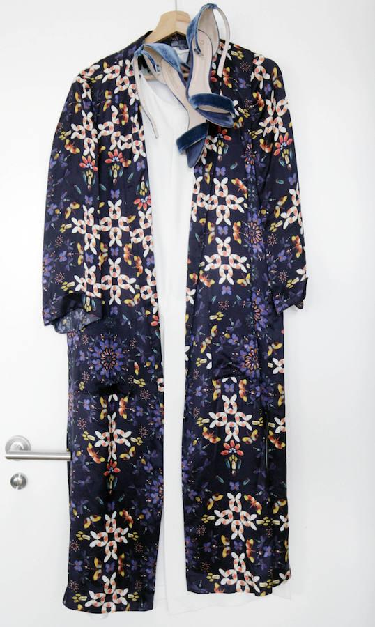 Ana es una mujer con carácter, extrovertida y bastante segura de sí misma. Los días en que se despierta con el ánimo más bajo, recurre a ropa favorecedora para subir la autoestima. «Si me levanto plof elijo un vestidazo rojo con tacón que me haga sentir poderosa». Su estilo es contemporáneo pero salpicado de tendencias. «Me encanta la moda e intento estar siempre a la última, aunque adapto las tendencias a mi estilo y sólo escojo aquello con lo que me siento identificada y cómoda».