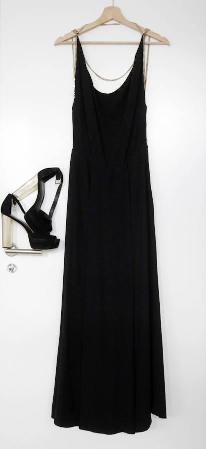 Ana es una mujer con carácter, extrovertida y bastante segura de sí misma. Los días en que se despierta con el ánimo más bajo, recurre a ropa favorecedora para subir la autoestima. «Si me levanto plof elijo un vestidazo rojo con tacón que me haga sentir poderosa». Su estilo es contemporáneo pero salpicado de tendencias. «Me encanta la moda e intento estar siempre a la última, aunque adapto las tendencias a mi estilo y sólo escojo aquello con lo que me siento identificada y cómoda».