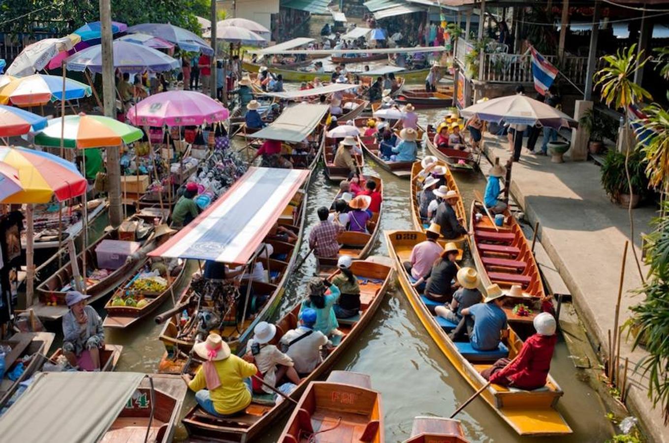 Damnoen Saduak (Tailandia) | Es el mercado más grande de los que se realizan en el delta del Chao Phraya, al sur de Bangkok. Visitarlo es una experiencias turísticas obligadas si pasas por la ciudad, atravesada por innumerables canales que dan pie a la arraigada formación de estas llamativas arterias comerciales. Hay incluso 'taxi boats' a la entrada de este comercio flotante, para poder disfrutarlo sin tener que remar. 