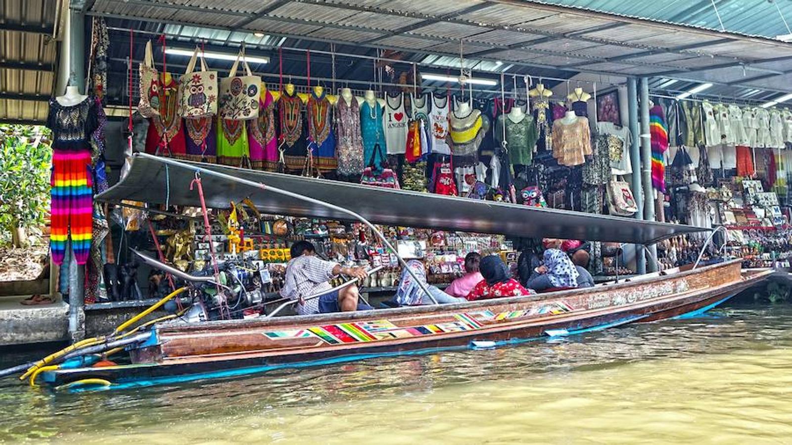 Damnoen Saduak (Tailandia) | Es el mercado más grande de los que se realizan en el delta del Chao Phraya, al sur de Bangkok. Visitarlo es una experiencias turísticas obligadas si pasas por la ciudad, atravesada por innumerables canales que dan pie a la arraigada formación de estas llamativas arterias comerciales. Hay incluso 'taxi boats' a la entrada de este comercio flotante, para poder disfrutarlo sin tener que remar. 