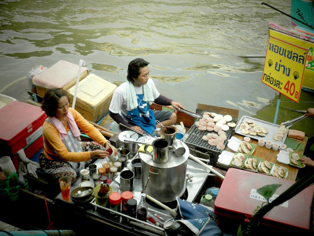 Mercado flotante de Amphawa (Tailandia) | Ubicado justo a 90 km de la ciudad de Bangkok, es de los mercados flotantes más conocidos de Tailandia, con la cultura del lugar impregnando sus amplios y populares canales. En sus orillas se encuentran casas típicas tailandesas, en las que se pueden degustar verduras, frutas, postres y otro tipo de alimentos propios del lugar. Es el destino perfecto para disfrutar de una auténtica experiencia gastronómica.