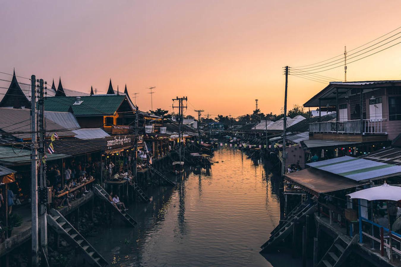 Mercado flotante de Amphawa (Tailandia) | Ubicado justo a 90 km de la ciudad de Bangkok, es de los mercados flotantes más conocidos de Tailandia, con la cultura del lugar impregnando sus amplios y populares canales. En sus orillas se encuentran casas típicas tailandesas, en las que se pueden degustar verduras, frutas, postres y otro tipo de alimentos propios del lugar. Es el destino perfecto para disfrutar de una auténtica experiencia gastronómica.