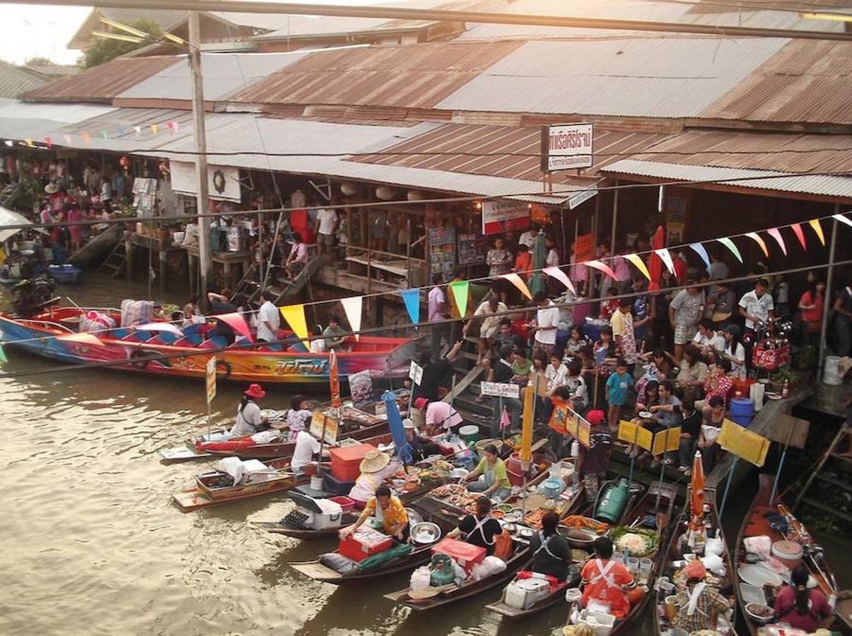 Mercado flotante de Amphawa (Tailandia) | Ubicado justo a 90 km de la ciudad de Bangkok, es de los mercados flotantes más conocidos de Tailandia, con la cultura del lugar impregnando sus amplios y populares canales. En sus orillas se encuentran casas típicas tailandesas, en las que se pueden degustar verduras, frutas, postres y otro tipo de alimentos propios del lugar. Es el destino perfecto para disfrutar de una auténtica experiencia gastronómica.