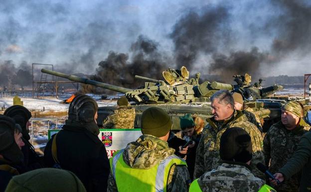 El presidente Poroshenko, con militares durante unas maniobras cerca de Chernihiv, en el norte de Ucrania.