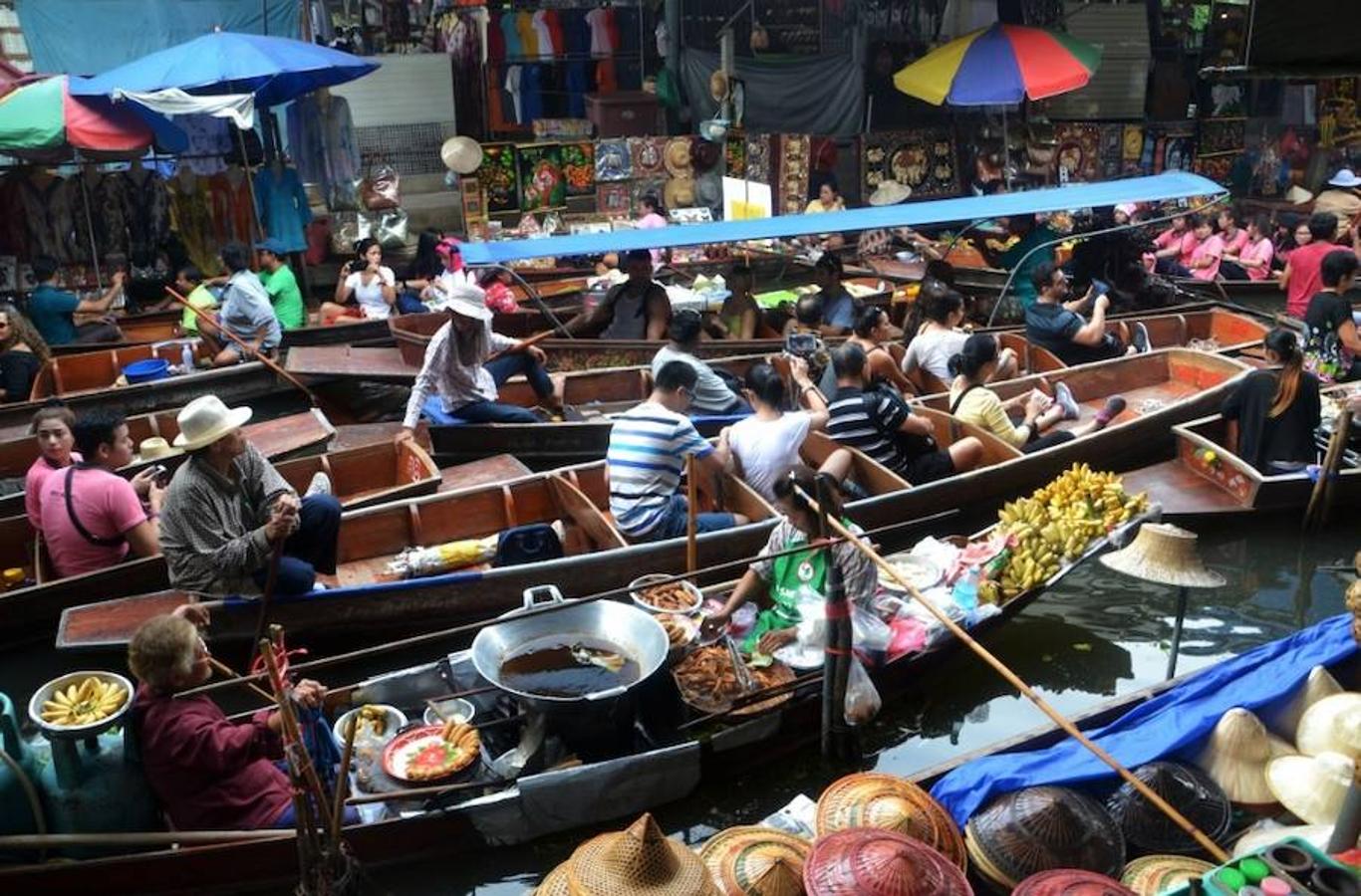 Damnoen Saduak (Tailandia) | Es el mercado más grande de los que se realizan en el delta del Chao Phraya, al sur de Bangkok. Visitarlo es una experiencias turísticas obligadas si pasas por la ciudad, atravesada por innumerables canales que dan pie a la arraigada formación de estas llamativas arterias comerciales. Hay incluso 'taxi boats' a la entrada de este comercio flotante, para poder disfrutarlo sin tener que remar. 