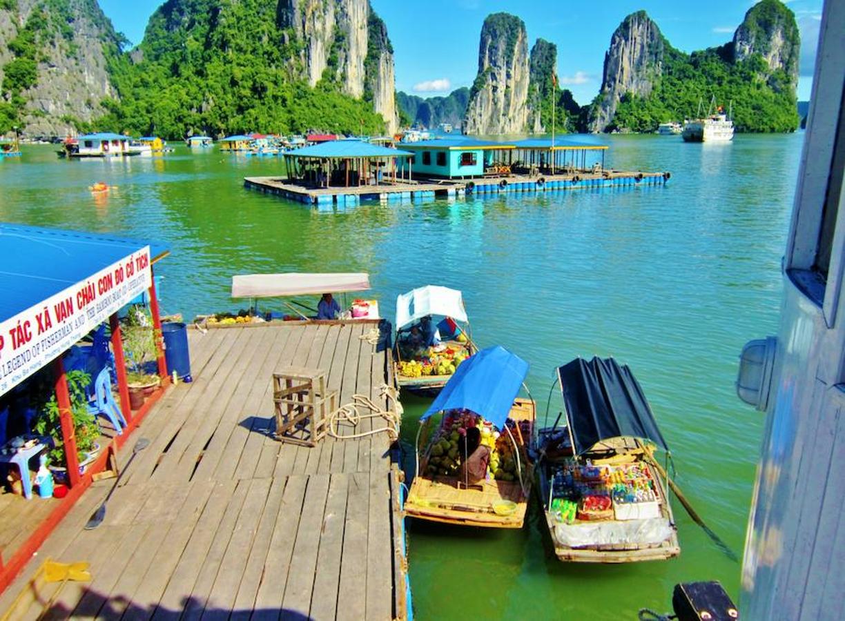 Halong Bay (Vietnam) | Hace falta levantarse temprano (se monta sobre las 04.00h ó 05.00h) para disfrutar de las frutas y el bullicio del ambiente de este mercado flotante. Un entorno paradisíaco donde poder degustar los mejores sabores locales, que aderezados con estas atractivas vistas se ha convertido en uno de los puntos más populares para los turistas, a pesar del madrugón.