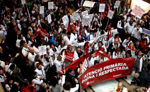 Médicos de atención primaria ocupan la sede del Institut Català de Salut (ICS).