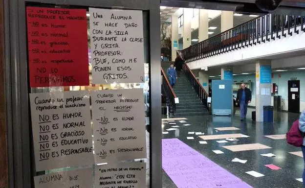 Carteles en la puerta de entrada a la Facultad de Filosofía y Ciencias de la Educación.