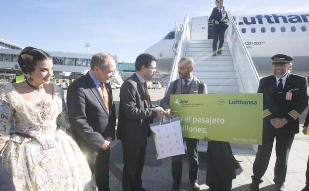 El pasajero 7 millones del Aeropuerto de Manises regresa de Frankfurt tras un viaje de negocios 
