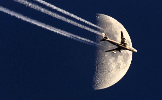 Avión, durante la noche.