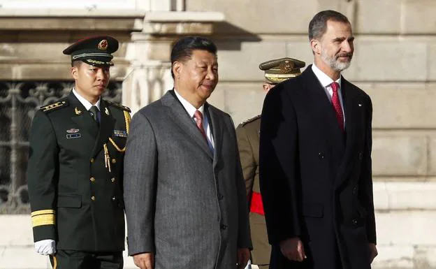El presidente de la República Popular China, Xi Jinping junto al rey Felipe VI, durante la ceremonia de bienvenida por su visita a Madrid. 