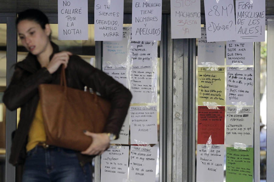 El hall de la Facultad de Filosofía amanece empapelado con ejemplos de expresiones y carteles que critican la falta de respuesta de la institución