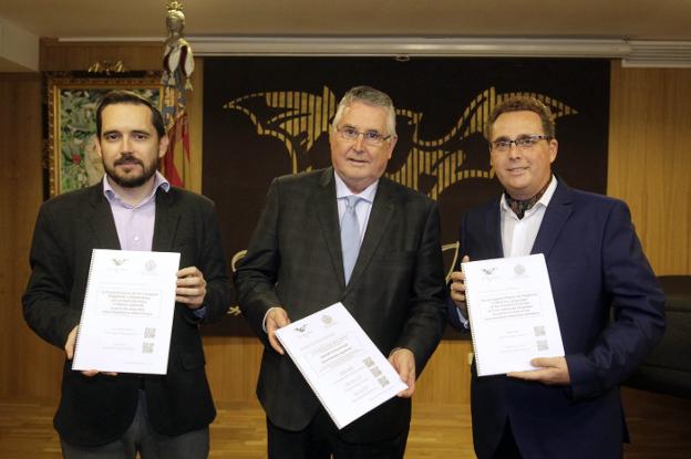 Òscar Rueda (i) y Voro López (d), coordinadores del informe, ayer, con Enric Esteve (c) en Lo Rat Penat. 