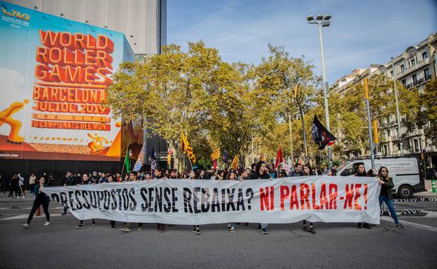 Estudiantes cortan la calzada central de la avenida Diagonal de Barcelona.