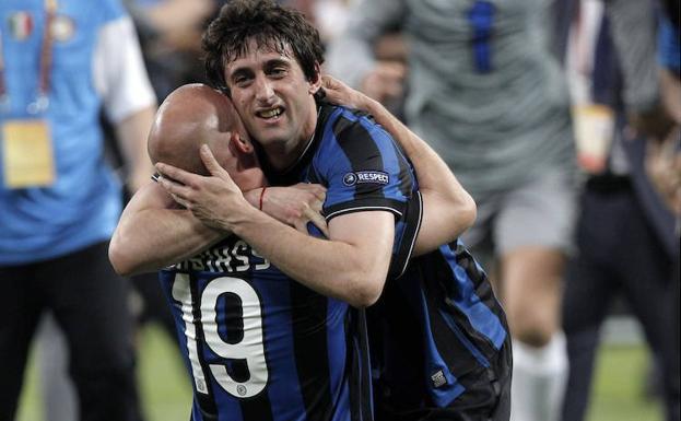 Diego Milito y Esteban Cambiasso se abrazan tras la final de Champions de 2010 en el Santiago Bernabéu.