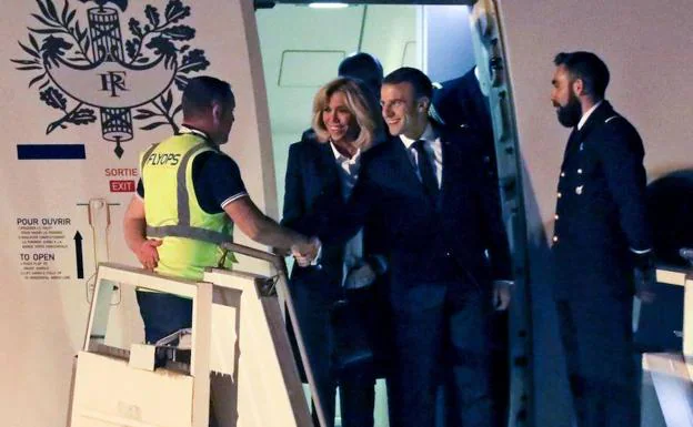 Un fallo de protocolo llevó a que un 'chaleco amarillo' recibiera a Macron y su esposa.