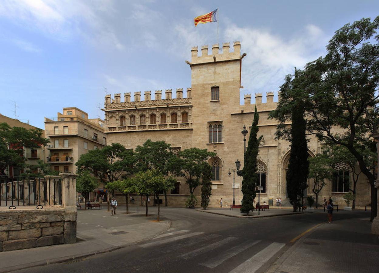 La Lonja de la seda de Valencia | El primer Patrimonio de la Humanidad que tuvo la Comunitat Valenciana. El histórico edificio de Valencia fue construido entre los siglos XV y XVI y sirvió como epicentro mercantil de la ciudad. Cárcel, lonja y mercadeo, el edificio ha sabido vivir con el paso de la historia.