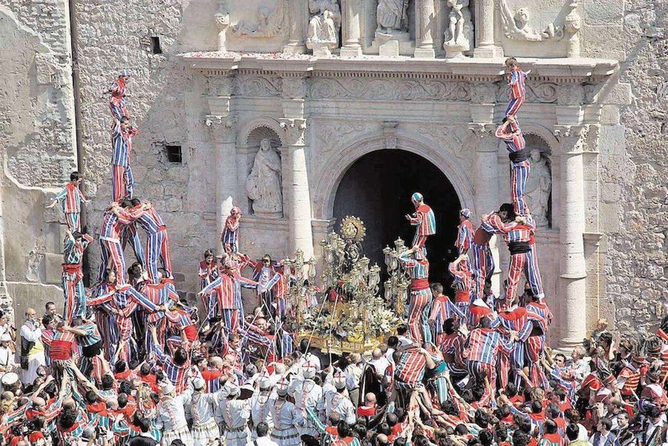 Fiestas a la Mare de Déu de la Salut en Algemesí | Hasta la llegada de las Fallas de Valencia, las fiestas en honor a la Mare de Déu de la Salut en Algemesí eran la última aportación valenciana al Patrimonio de la Humanidad de la UNESCO. La fiesta se celebra en honor a la patrona de la localidad valenciana con danzas y representaciones para festejar el hallazgo de la imagen de la Mare de Déu de la Salut.