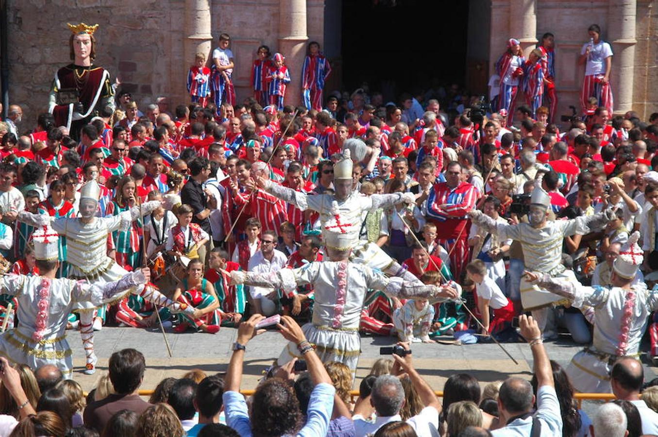 Fiestas a la Mare de Déu de la Salut en Algemesí | Hasta la llegada de las Fallas de Valencia, las fiestas en honor a la Mare de Déu de la Salut en Algemesí eran la última aportación valenciana al Patrimonio de la Humanidad de la UNESCO. La fiesta se celebra en honor a la patrona de la localidad valenciana con danzas y representaciones para festejar el hallazgo de la imagen de la Mare de Déu de la Salut.