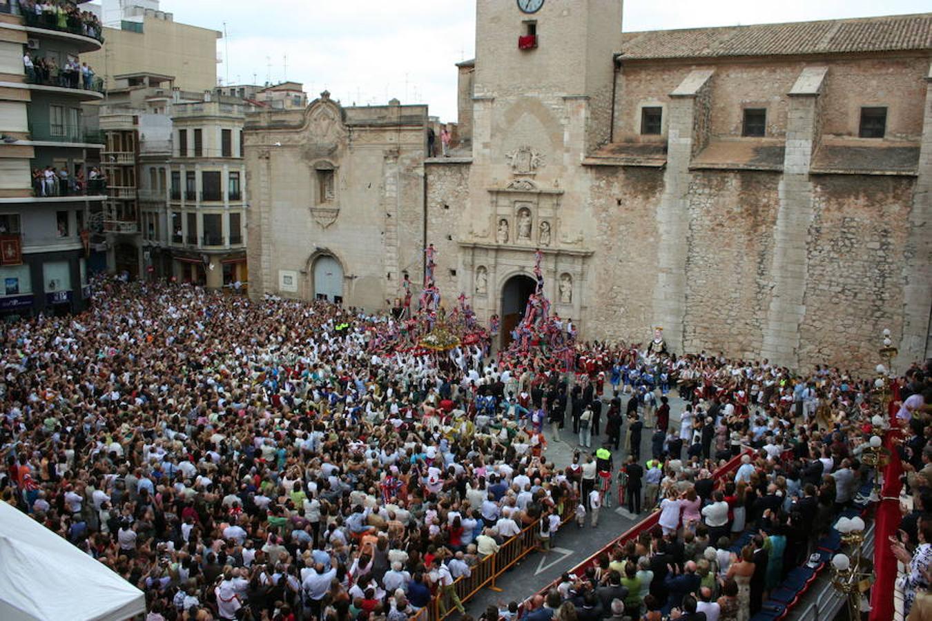 Fiestas a la Mare de Déu de la Salut en Algemesí | Hasta la llegada de las Fallas de Valencia, las fiestas en honor a la Mare de Déu de la Salut en Algemesí eran la última aportación valenciana al Patrimonio de la Humanidad de la UNESCO. La fiesta se celebra en honor a la patrona de la localidad valenciana con danzas y representaciones para festejar el hallazgo de la imagen de la Mare de Déu de la Salut.