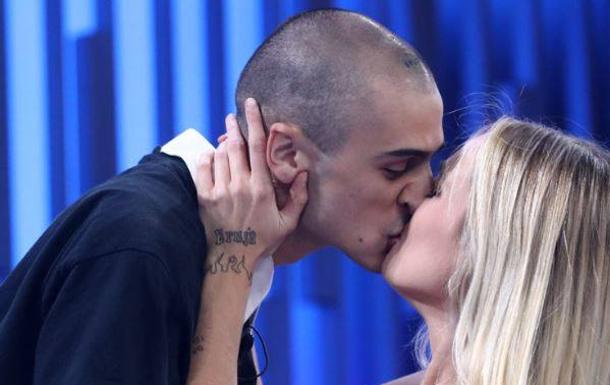El novio de María, Pablo durante la visita al plató de Operación Triunfo de la gala 10.