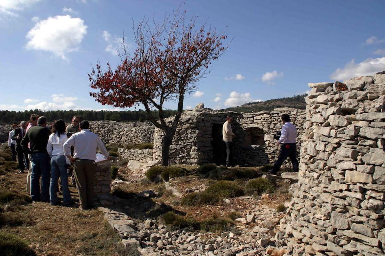 El arte de piedra seca | Este Patrimonio de la Humanidad cuenta con gran presencia en la Comunitat Valenciana y fue reconocido hace tan solo un día. El pasado miércoles la Unesco decidió incorporar al listado esta técnica para fabricar construcciones de piedra basada en superponer unas sobre otras, sin utilizar ningún otro material para la unión. Se encuentran principalmente en las áreas rurales, especialmente en Castellón (en las zonas de Vinaròs-Sant Jordi, en El Baix Maestrat; Tírig-Catí-Albocàsser, en L'Alt Maestrat, y Vilafranca-Castellfort, en la comarca de Els Ports de Morella) y en Alicante (destacan los municipios de Callosa d'en Sarrià, Novelda, Crevillent o Pinoso).