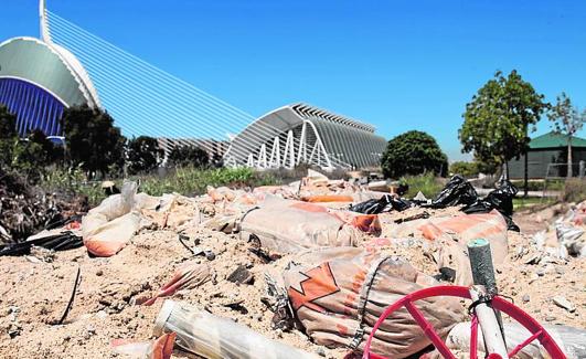 Montaña ilegal de escombros en la ciudad de Valencia.