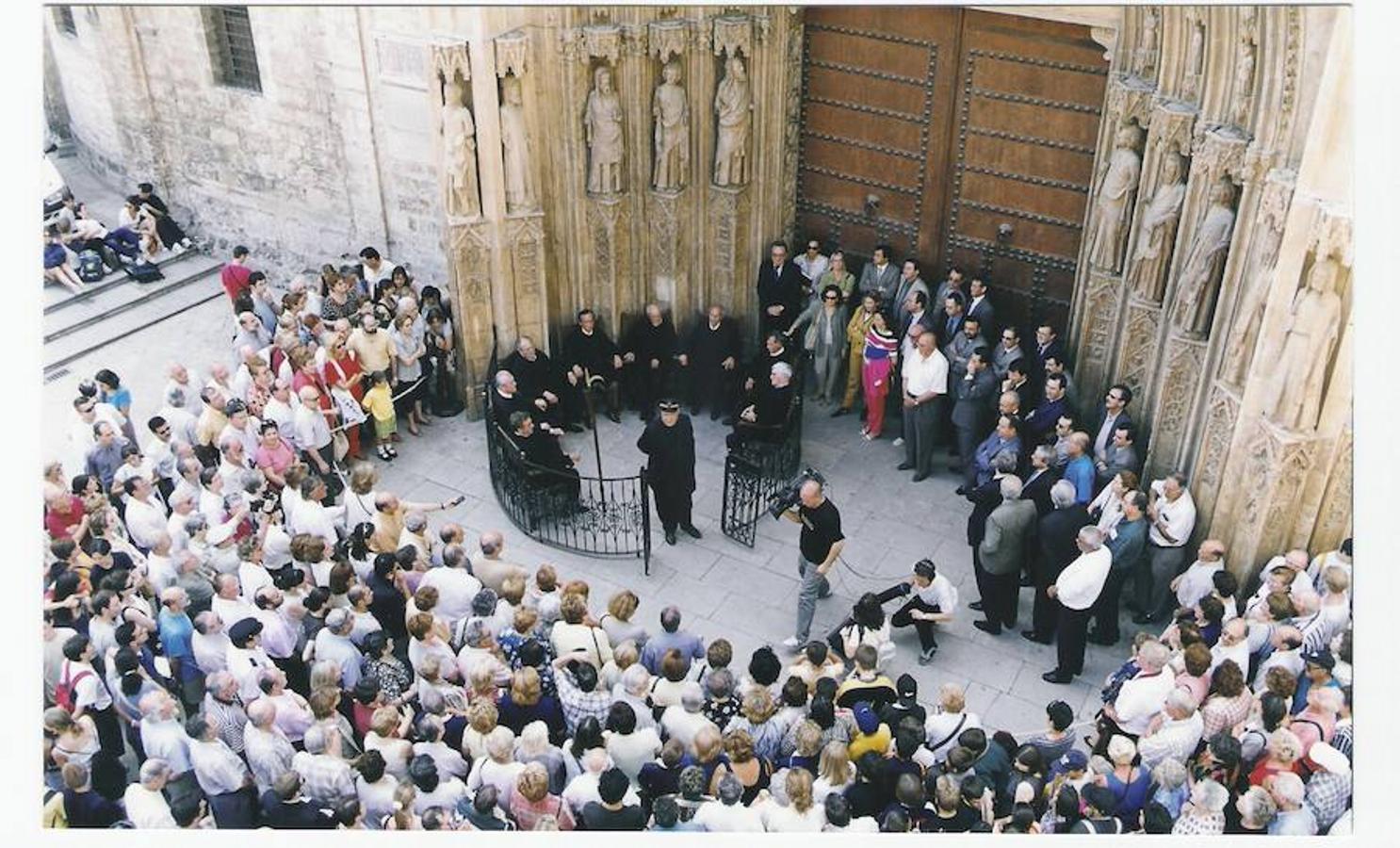 El Tribunal de las aguas de Valencia | El tribunal de la huerta de Valencia ha aplicado justicia en los casos que afectan al uso del agua en las acequias del río Turia. La puerta gótica de la Catedral de Valencia sirve de cobijo para la celebración, cada jueves por la mañana, del llamamiento a juicio, una de las imágenes más turísticas de la ciudad de Valencia. El Tribunal de las aguas de Valencia forma parte de la lista de Patrimonio de la Humanidad de la UNESCO desde el año 2009.