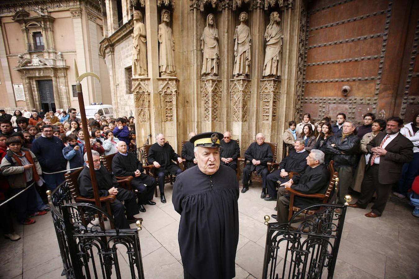 El Tribunal de las aguas de Valencia | El tribunal de la huerta de Valencia ha aplicado justicia en los casos que afectan al uso del agua en las acequias del río Turia. La puerta gótica de la Catedral de Valencia sirve de cobijo para la celebración, cada jueves por la mañana, del llamamiento a juicio, una de las imágenes más turísticas de la ciudad de Valencia. El Tribunal de las aguas de Valencia forma parte de la lista de Patrimonio de la Humanidad de la UNESCO desde el año 2009.