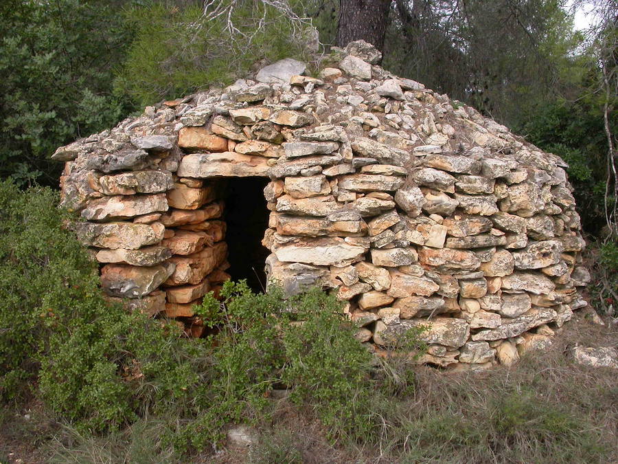 El arte de piedra seca | Este Patrimonio de la Humanidad cuenta con gran presencia en la Comunitat Valenciana y fue reconocido hace tan solo un día. El pasado miércoles la Unesco decidió incorporar al listado esta técnica para fabricar construcciones de piedra basada en superponer unas sobre otras, sin utilizar ningún otro material para la unión. Se encuentran principalmente en las áreas rurales, especialmente en Castellón (en las zonas de Vinaròs-Sant Jordi, en El Baix Maestrat; Tírig-Catí-Albocàsser, en L'Alt Maestrat, y Vilafranca-Castellfort, en la comarca de Els Ports de Morella) y en Alicante (destacan los municipios de Callosa d'en Sarrià, Novelda, Crevillent o Pinoso).