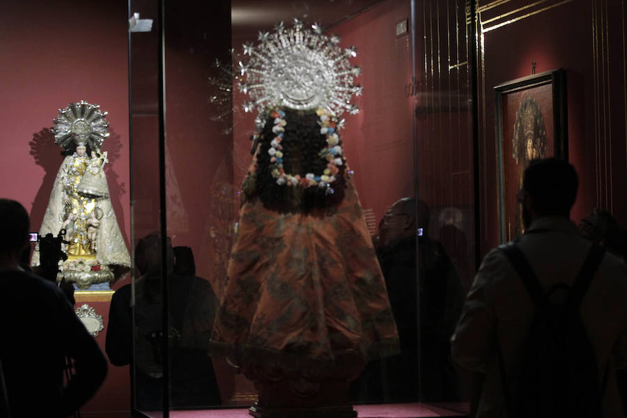 El Museu Valencià de la Il·lustració i la Modernitat (MuVIM) ha recopilado en un ciclo expositivo la historia social y cultural de la 'Mare de Déu dels Desemparats', en «una de las exposiciones más ambiciosas de sus 17 años de existencia» que reflexiona sobre su contribución a la memoria colectiva; sobre una devoción que tiene «empatía con los desamparados de toda clase y condición»; y en cómo la «secularización no ha matado la religión, sino que la ha transformado». 'Mare de Déu dels Desamparats' condensa 600 siglos de historia de la patrona de València en tres muestras que «ocupan la mayor parte de los espacios del museo dedicados a exposiciones temporales», desde la creación de la medieval 'Lloable Confraria de Nostra Dona Sancta Maria dels Ignoscens' hasta la actualidad. En ella, se pueden ver piezas pertenecientes a colecciones particulares y de instituciones como el MuMA, que se traducen en «salas con gran riqueza de patrimonio histórico».