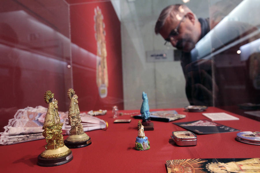 El Museu Valencià de la Il·lustració i la Modernitat (MuVIM) ha recopilado en un ciclo expositivo la historia social y cultural de la 'Mare de Déu dels Desemparats', en «una de las exposiciones más ambiciosas de sus 17 años de existencia» que reflexiona sobre su contribución a la memoria colectiva; sobre una devoción que tiene «empatía con los desamparados de toda clase y condición»; y en cómo la «secularización no ha matado la religión, sino que la ha transformado». 'Mare de Déu dels Desamparats' condensa 600 siglos de historia de la patrona de València en tres muestras que «ocupan la mayor parte de los espacios del museo dedicados a exposiciones temporales», desde la creación de la medieval 'Lloable Confraria de Nostra Dona Sancta Maria dels Ignoscens' hasta la actualidad. En ella, se pueden ver piezas pertenecientes a colecciones particulares y de instituciones como el MuMA, que se traducen en «salas con gran riqueza de patrimonio histórico».