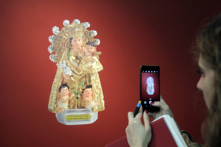 El Museu Valencià de la Il·lustració i la Modernitat (MuVIM) ha recopilado en un ciclo expositivo la historia social y cultural de la 'Mare de Déu dels Desemparats', en «una de las exposiciones más ambiciosas de sus 17 años de existencia» que reflexiona sobre su contribución a la memoria colectiva; sobre una devoción que tiene «empatía con los desamparados de toda clase y condición»; y en cómo la «secularización no ha matado la religión, sino que la ha transformado». 'Mare de Déu dels Desamparats' condensa 600 siglos de historia de la patrona de València en tres muestras que «ocupan la mayor parte de los espacios del museo dedicados a exposiciones temporales», desde la creación de la medieval 'Lloable Confraria de Nostra Dona Sancta Maria dels Ignoscens' hasta la actualidad. En ella, se pueden ver piezas pertenecientes a colecciones particulares y de instituciones como el MuMA, que se traducen en «salas con gran riqueza de patrimonio histórico».
