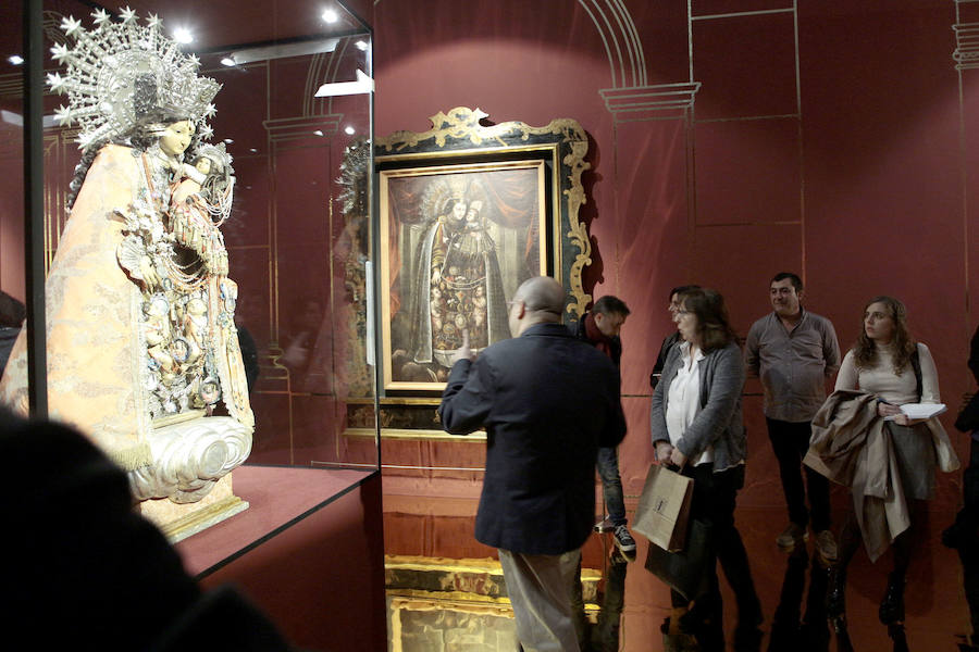 El Museu Valencià de la Il·lustració i la Modernitat (MuVIM) ha recopilado en un ciclo expositivo la historia social y cultural de la 'Mare de Déu dels Desemparats', en «una de las exposiciones más ambiciosas de sus 17 años de existencia» que reflexiona sobre su contribución a la memoria colectiva; sobre una devoción que tiene «empatía con los desamparados de toda clase y condición»; y en cómo la «secularización no ha matado la religión, sino que la ha transformado». 'Mare de Déu dels Desamparats' condensa 600 siglos de historia de la patrona de València en tres muestras que «ocupan la mayor parte de los espacios del museo dedicados a exposiciones temporales», desde la creación de la medieval 'Lloable Confraria de Nostra Dona Sancta Maria dels Ignoscens' hasta la actualidad. En ella, se pueden ver piezas pertenecientes a colecciones particulares y de instituciones como el MuMA, que se traducen en «salas con gran riqueza de patrimonio histórico».