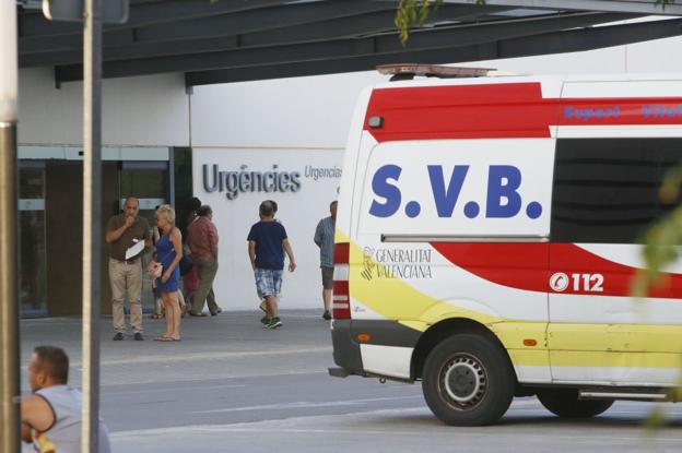 Una ambulancia, a las puertas de La Fe. 