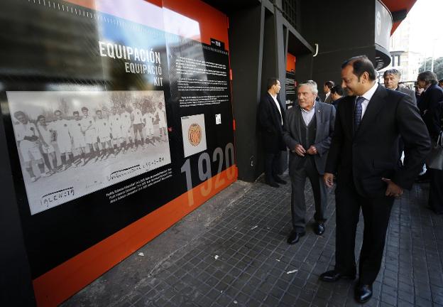 Murthy, junto a Roberto Gil viendo uno de los paneles. 