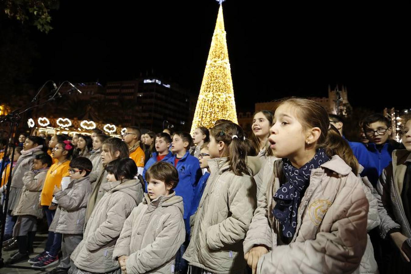 La Plaza del Ayuntamiento de Valencia ha vivido este viernes el encendido oficial de la iluminación navideña. Como gran novedad, este año otros dos barrios y dos pueblos de la ciudad se suman en la apuesta por descentralizar la decoración. Los dos barrios que este año estrenarán árbol de Navidad serán Benicalap y Malilla, sumándose así a las plazas de Patraix, Campanar, Benimaclet, Sant Valer (en Russafa), la Creu del Canyamelar y Doctor Collado (en Ciutat Vella), Orriols, Sant Marcel·lí y Abastos. Serán un total de 11 los árboles que se repartirán por toda la ciudad, además del de la Plaza del Ayuntamiento.