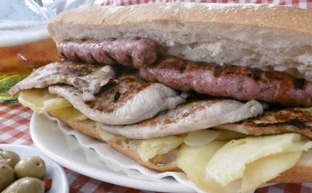 Bocadillo con carne y embutido asado a la brasa, toque distintivo del establecimiento.