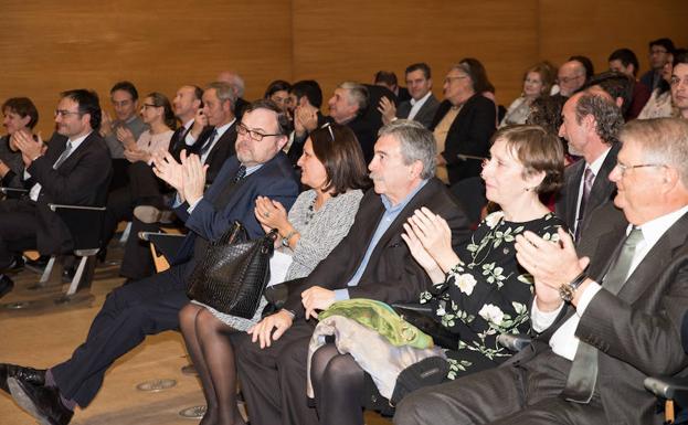 Un momento de la ceremonia de entrega de premios Fundación Juan Arizo en el acto de graduación de titulados de masters de caminos.