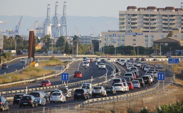 Uno de los tramos de la V-21 con dos carriles, atascado.