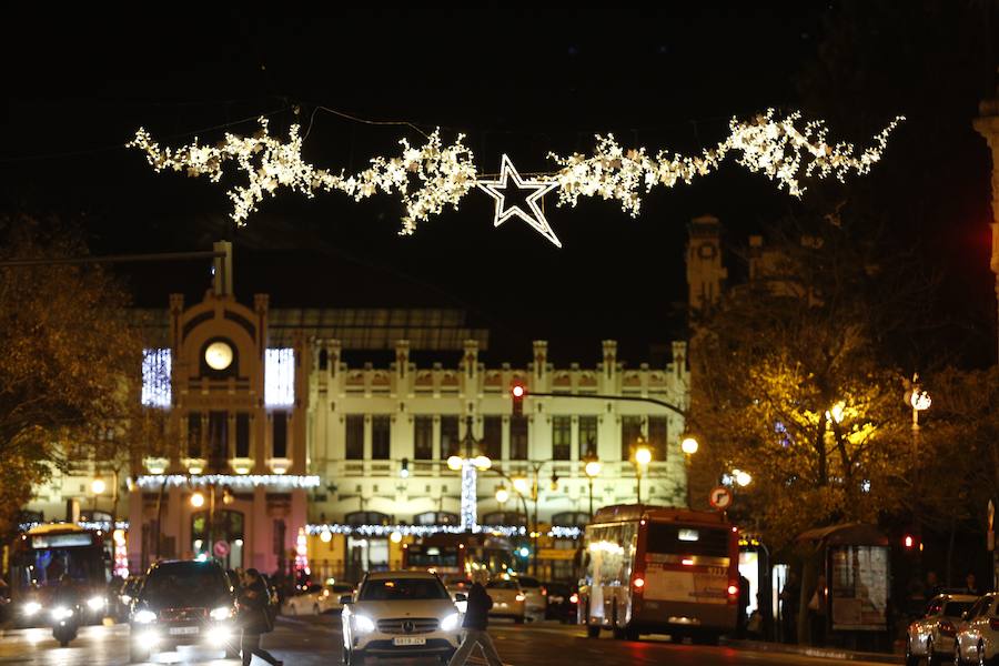 La Plaza del Ayuntamiento de Valencia ha vivido este viernes el encendido oficial de la iluminación navideña. Como gran novedad, este año otros dos barrios y dos pueblos de la ciudad se suman en la apuesta por descentralizar la decoración. Los dos barrios que este año estrenarán árbol de Navidad serán Benicalap y Malilla, sumándose así a las plazas de Patraix, Campanar, Benimaclet, Sant Valer (en Russafa), la Creu del Canyamelar y Doctor Collado (en Ciutat Vella), Orriols, Sant Marcel·lí y Abastos. Serán un total de 11 los árboles que se repartirán por toda la ciudad, además del de la Plaza del Ayuntamiento.