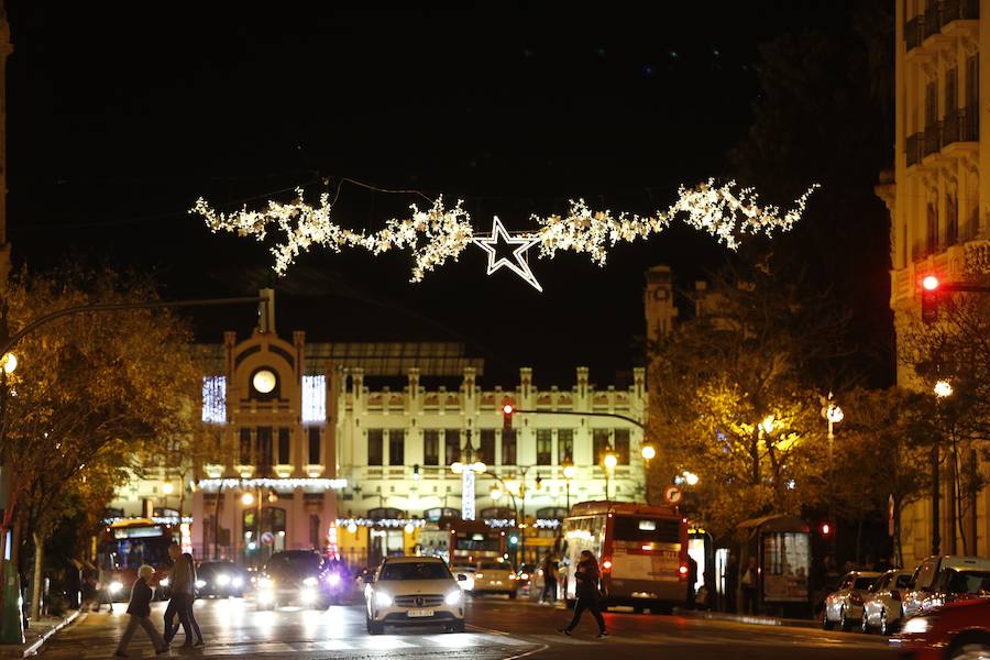 La Plaza del Ayuntamiento de Valencia ha vivido este viernes el encendido oficial de la iluminación navideña. Como gran novedad, este año otros dos barrios y dos pueblos de la ciudad se suman en la apuesta por descentralizar la decoración. Los dos barrios que este año estrenarán árbol de Navidad serán Benicalap y Malilla, sumándose así a las plazas de Patraix, Campanar, Benimaclet, Sant Valer (en Russafa), la Creu del Canyamelar y Doctor Collado (en Ciutat Vella), Orriols, Sant Marcel·lí y Abastos. Serán un total de 11 los árboles que se repartirán por toda la ciudad, además del de la Plaza del Ayuntamiento.