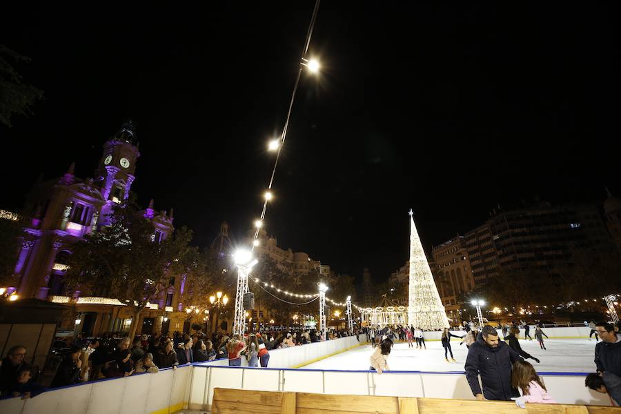 La Plaza del Ayuntamiento de Valencia ha vivido este viernes el encendido oficial de la iluminación navideña. Como gran novedad, este año otros dos barrios y dos pueblos de la ciudad se suman en la apuesta por descentralizar la decoración. Los dos barrios que este año estrenarán árbol de Navidad serán Benicalap y Malilla, sumándose así a las plazas de Patraix, Campanar, Benimaclet, Sant Valer (en Russafa), la Creu del Canyamelar y Doctor Collado (en Ciutat Vella), Orriols, Sant Marcel·lí y Abastos. Serán un total de 11 los árboles que se repartirán por toda la ciudad, además del de la Plaza del Ayuntamiento.