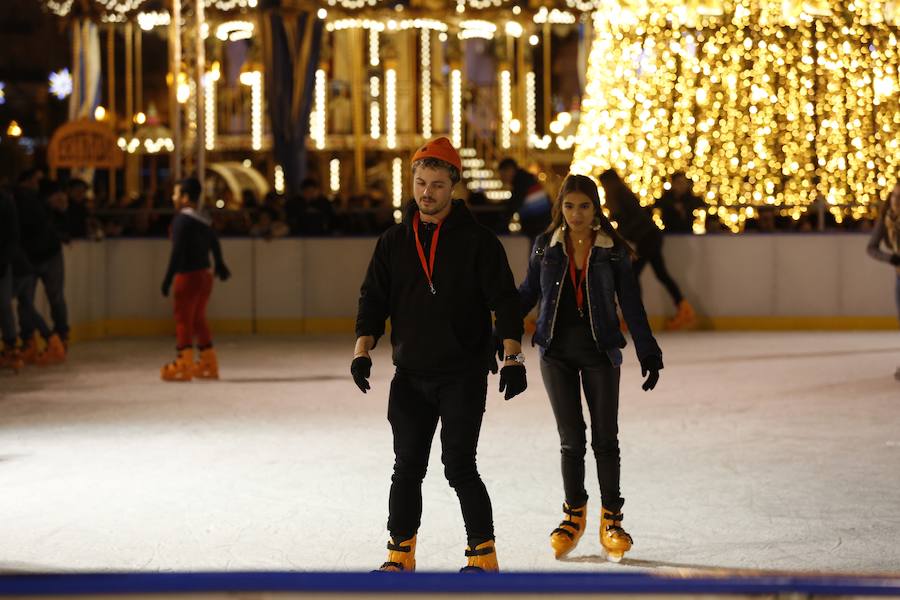 La Plaza del Ayuntamiento de Valencia ha vivido este viernes el encendido oficial de la iluminación navideña. Como gran novedad, este año otros dos barrios y dos pueblos de la ciudad se suman en la apuesta por descentralizar la decoración. Los dos barrios que este año estrenarán árbol de Navidad serán Benicalap y Malilla, sumándose así a las plazas de Patraix, Campanar, Benimaclet, Sant Valer (en Russafa), la Creu del Canyamelar y Doctor Collado (en Ciutat Vella), Orriols, Sant Marcel·lí y Abastos. Serán un total de 11 los árboles que se repartirán por toda la ciudad, además del de la Plaza del Ayuntamiento.