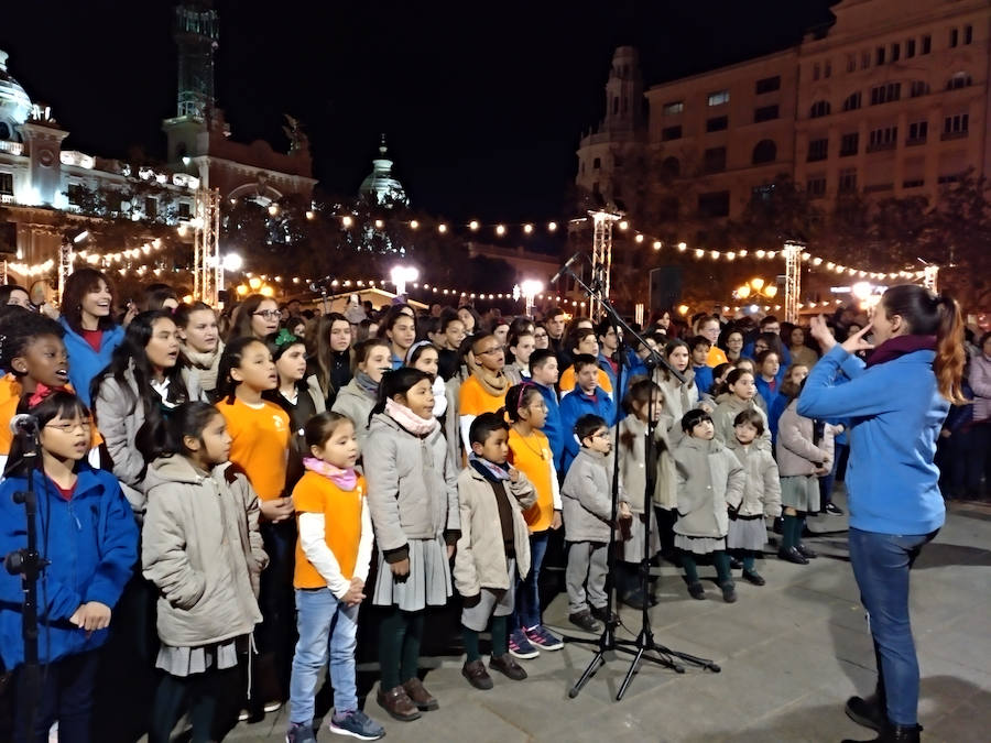 La Plaza del Ayuntamiento de Valencia ha vivido este viernes el encendido oficial de la iluminación navideña. Como gran novedad, este año otros dos barrios y dos pueblos de la ciudad se suman en la apuesta por descentralizar la decoración. Los dos barrios que este año estrenarán árbol de Navidad serán Benicalap y Malilla, sumándose así a las plazas de Patraix, Campanar, Benimaclet, Sant Valer (en Russafa), la Creu del Canyamelar y Doctor Collado (en Ciutat Vella), Orriols, Sant Marcel·lí y Abastos. Serán un total de 11 los árboles que se repartirán por toda la ciudad, además del de la Plaza del Ayuntamiento.